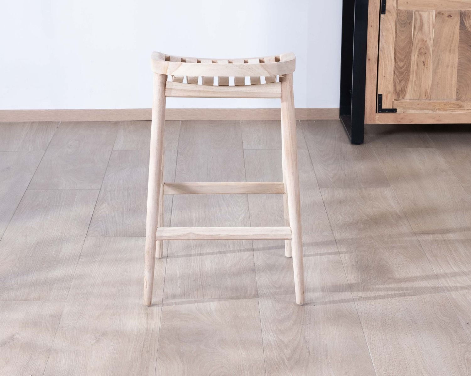 Tabouret de bar épuré et élancé en teck massif "Juan"