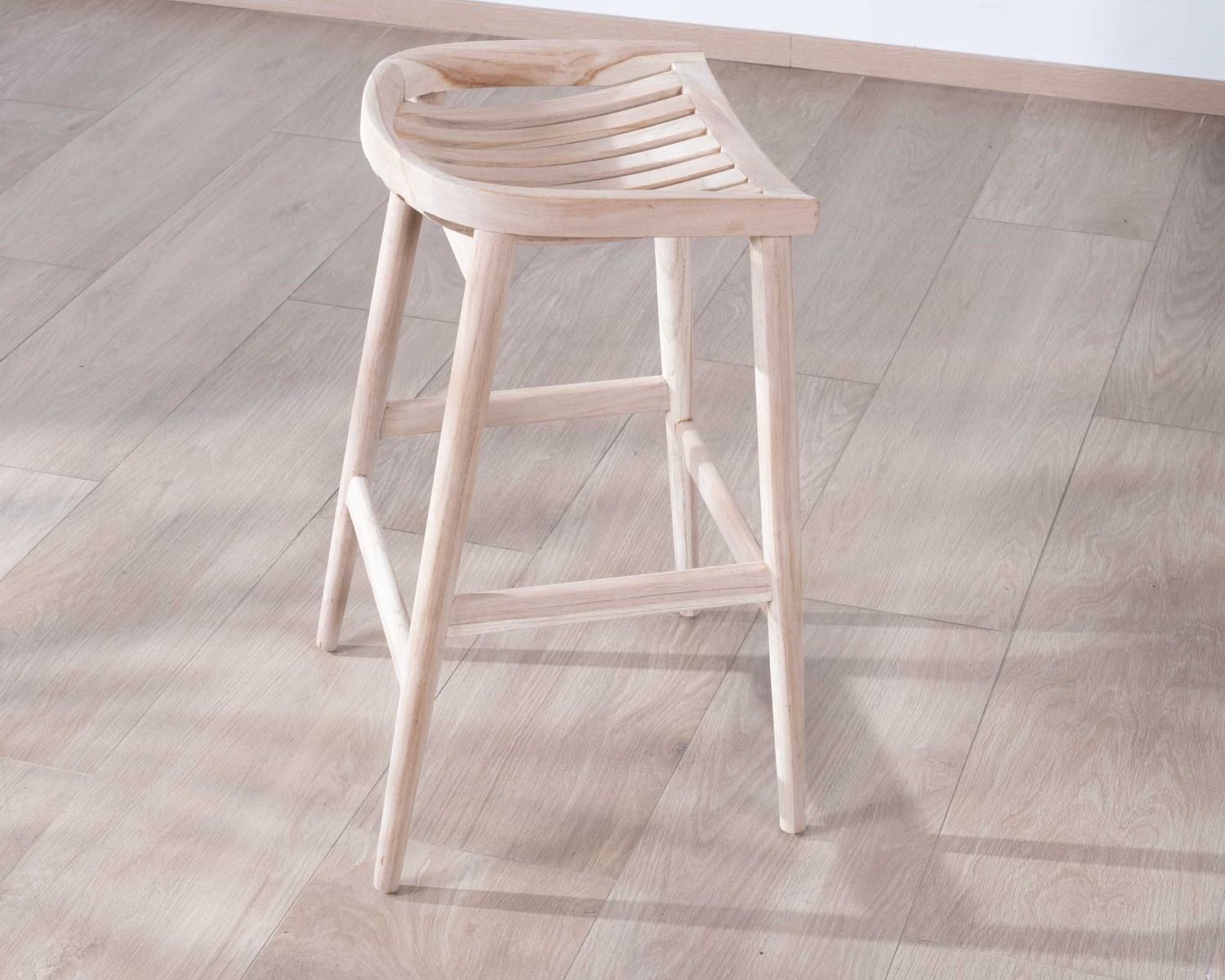 Tabouret de bar épuré et élancé en teck massif "Juan"