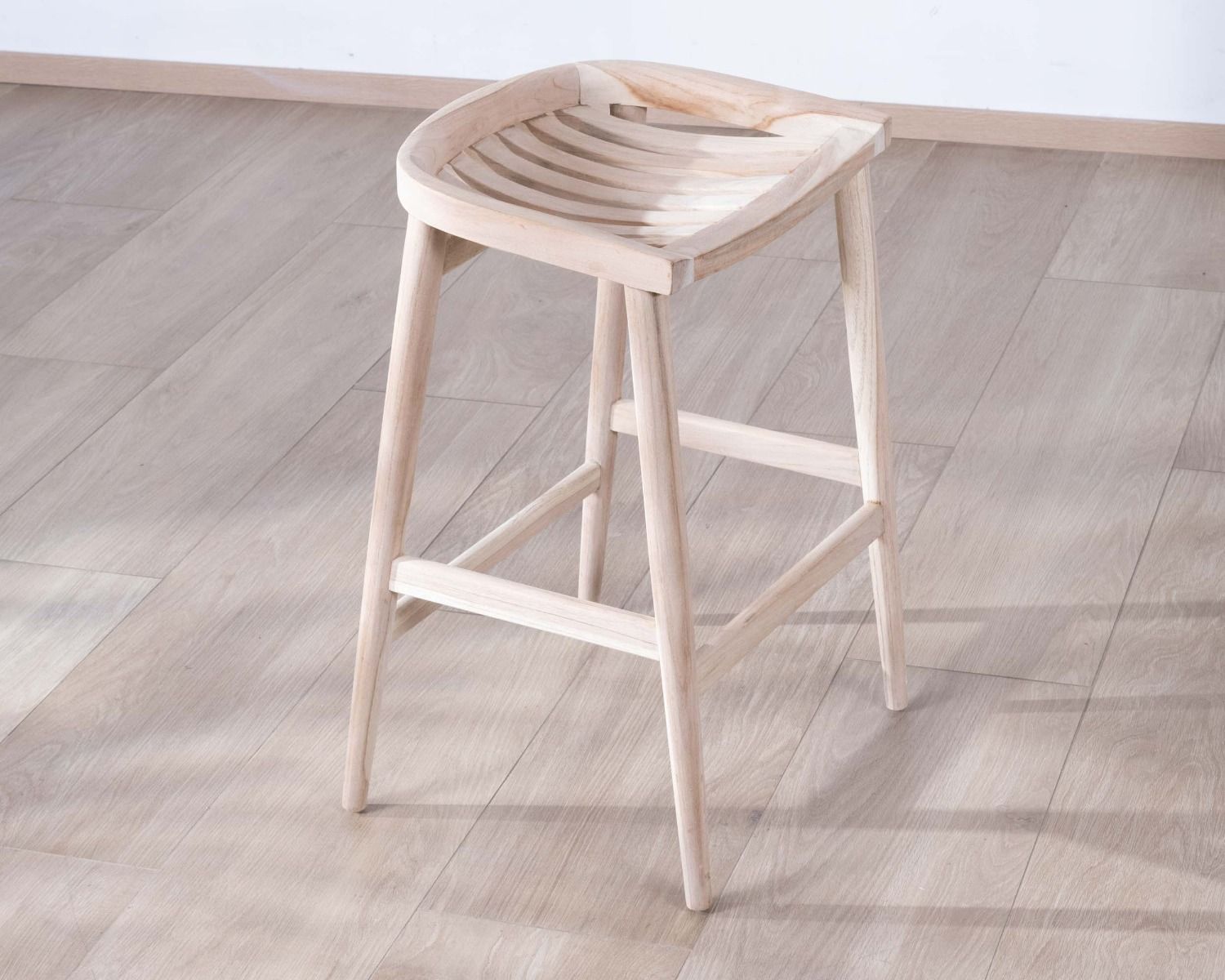Tabouret de bar épuré et élancé en teck massif "Juan"