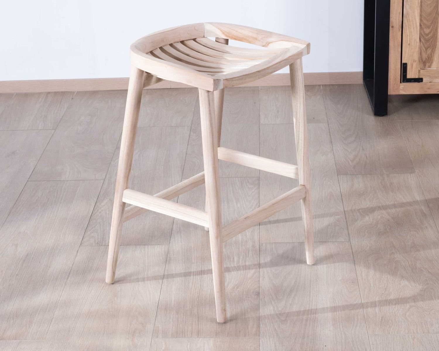Tabouret de bar épuré et élancé en teck massif "Juan"
