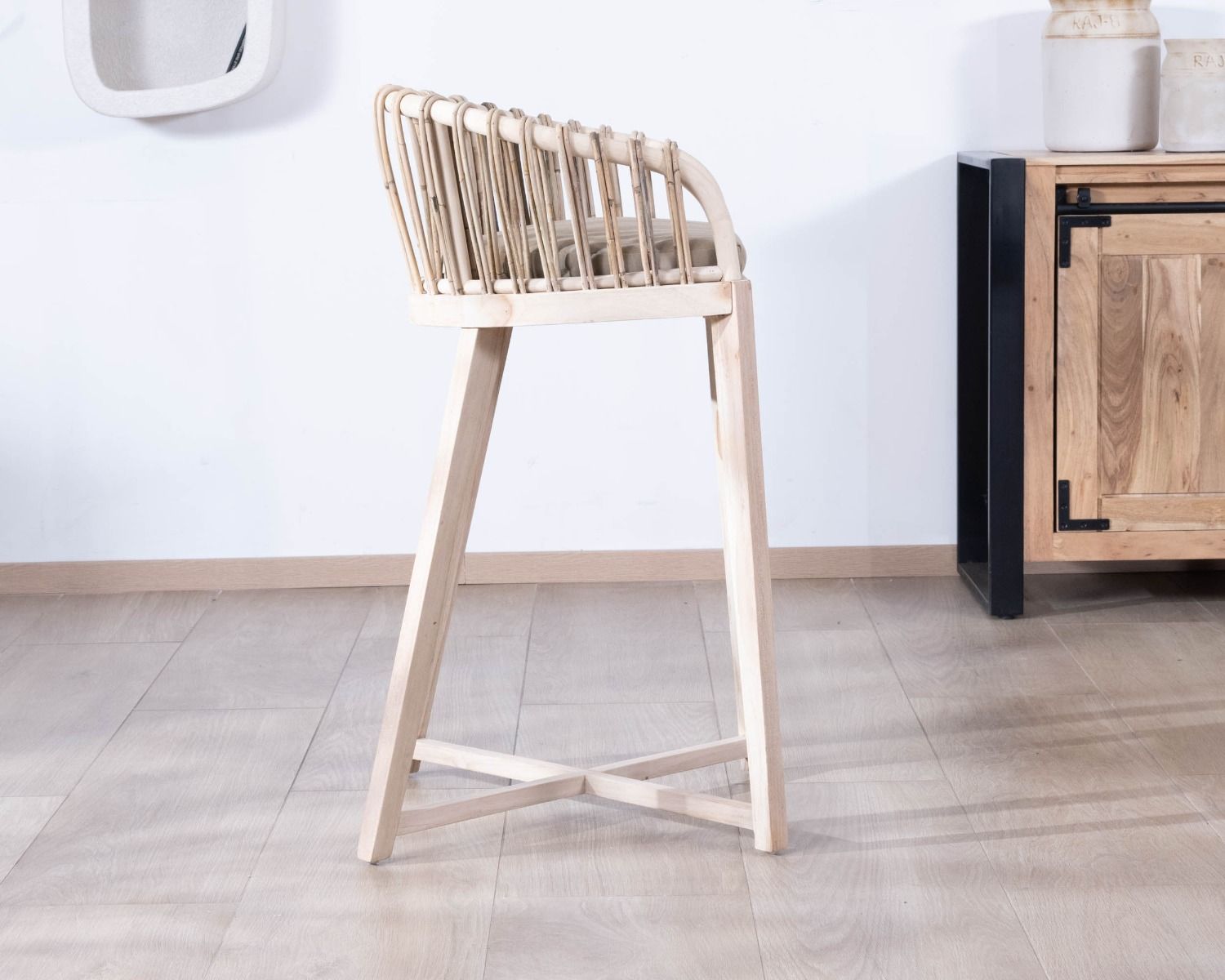 Chaise haute en teck et rotin "Wilma" avec galette d'assise en tissu beige