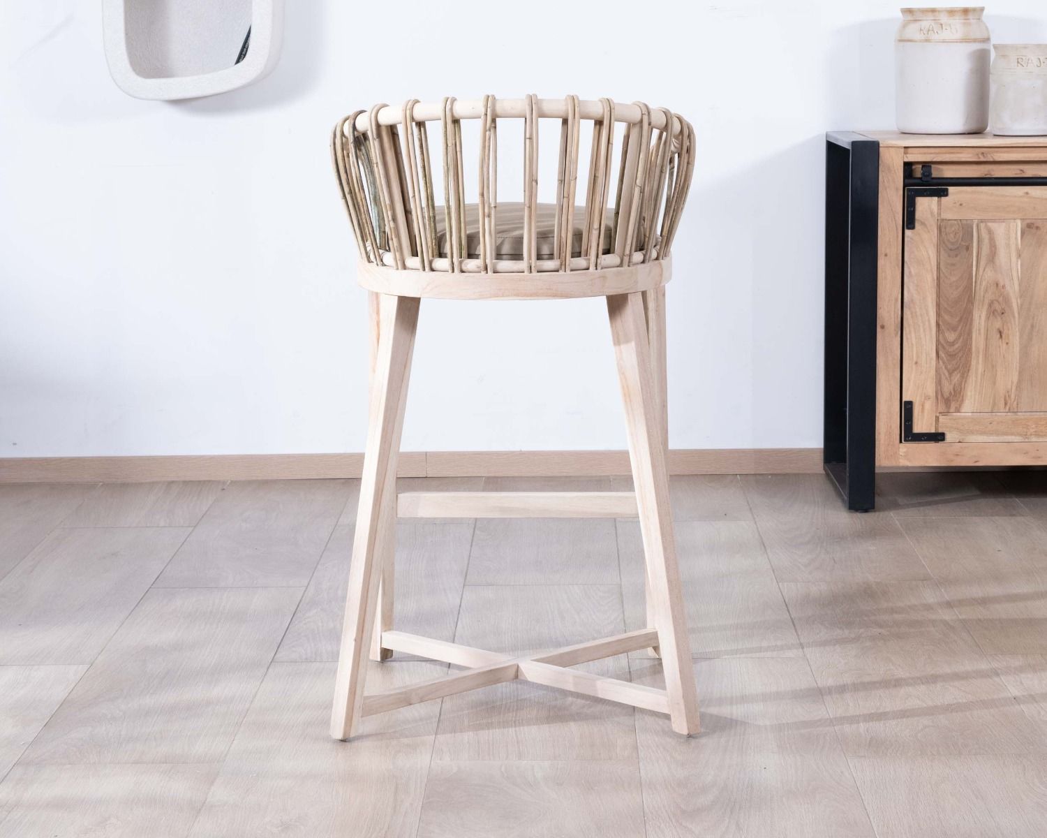 Chaise haute en teck et rotin "Wilma" avec galette d'assise en tissu beige