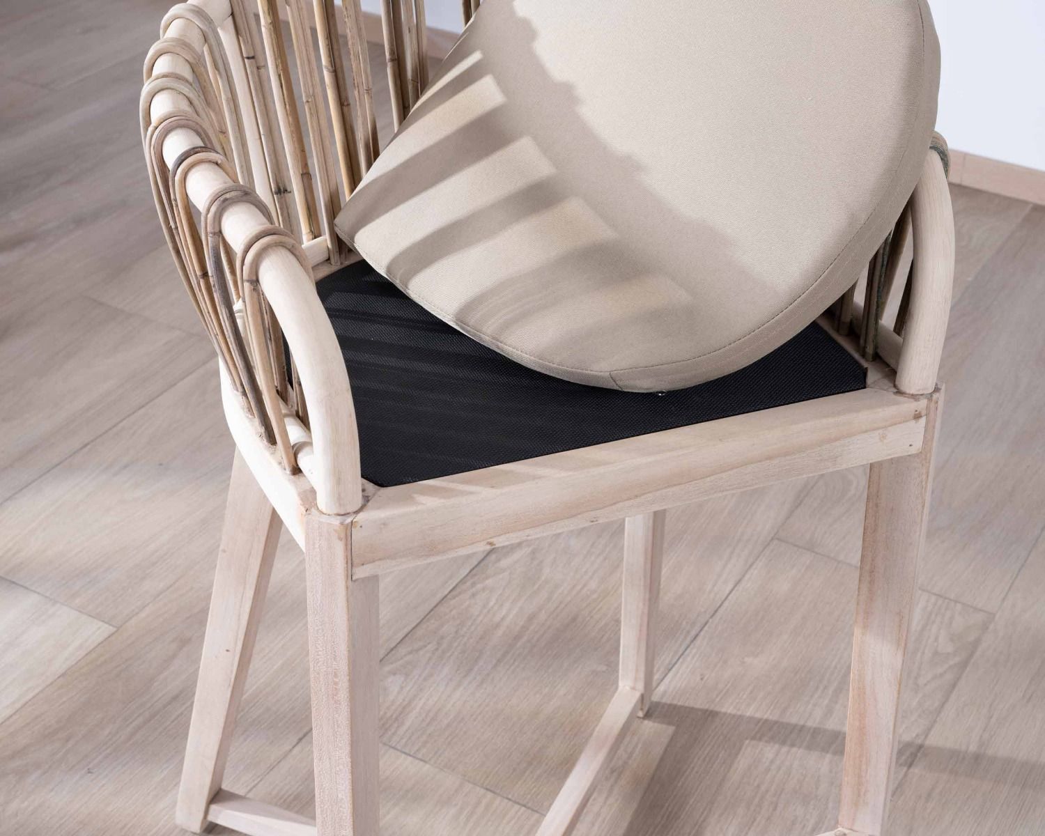 Chaise haute en teck et rotin "Wilma" avec galette d'assise en tissu beige