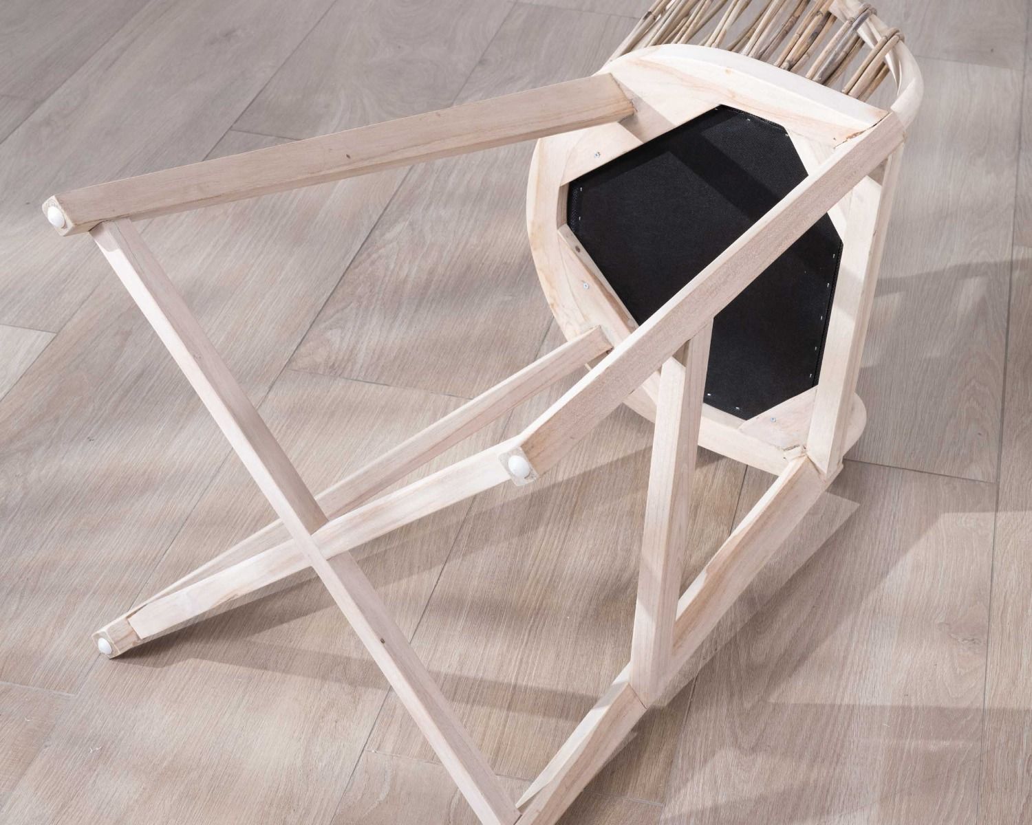 Chaise haute en teck et rotin "Wilma" avec galette d'assise en tissu beige