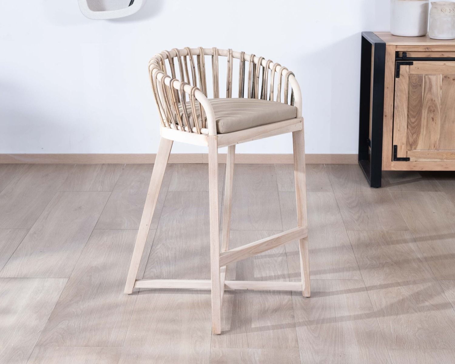 Chaise haute en teck et rotin "Wilma" avec galette d'assise en tissu beige