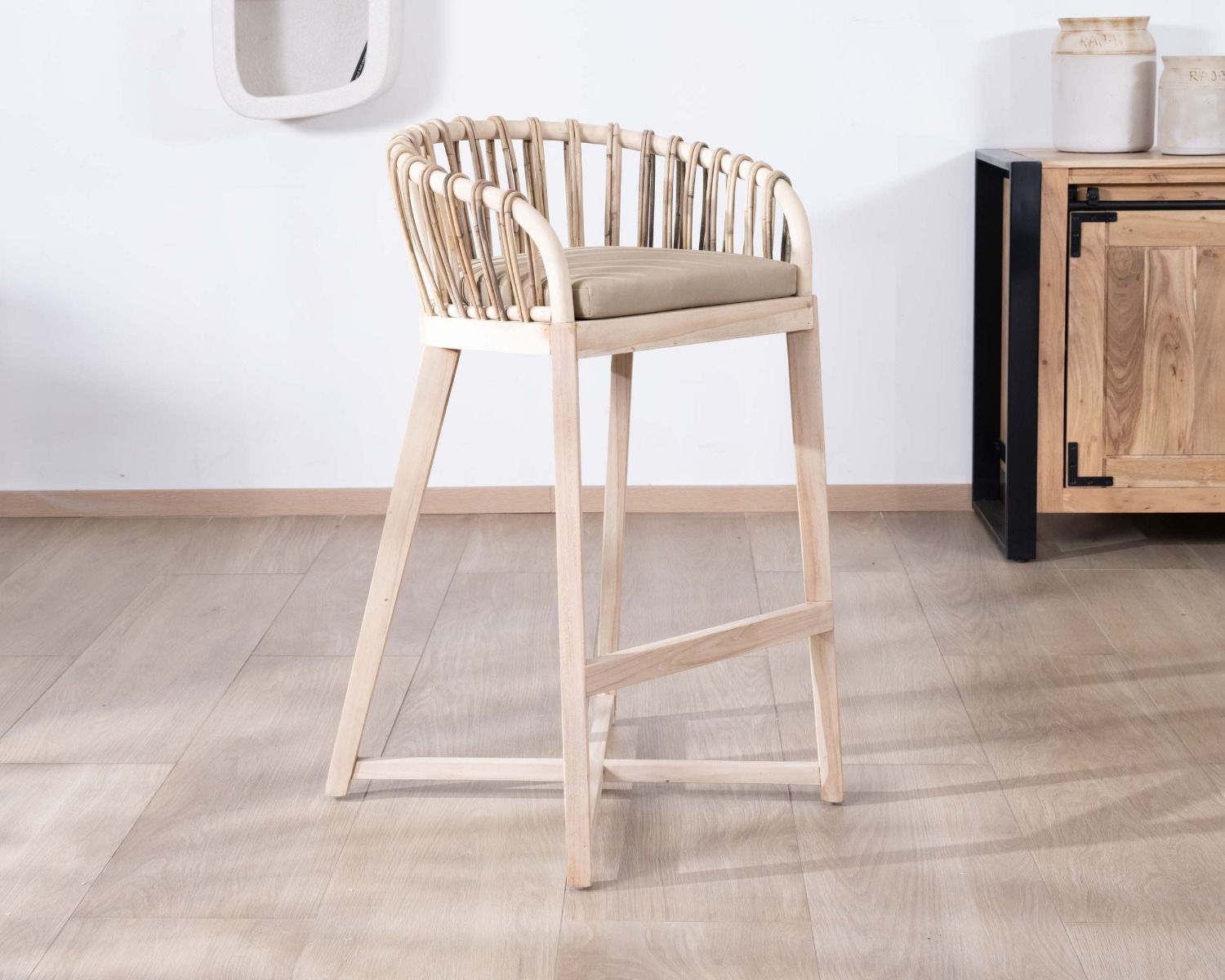 Chaise haute en teck et rotin "Wilma" avec galette d'assise en tissu beige