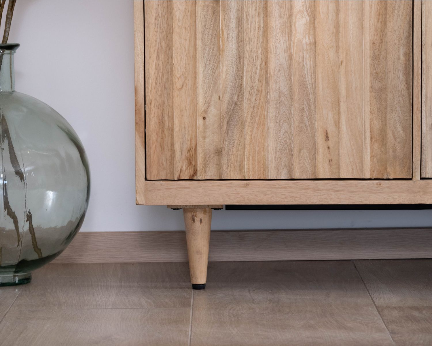 Buffet 3 portes en manguier massif façades cannelées "Lanora" Style Japandi contemporain