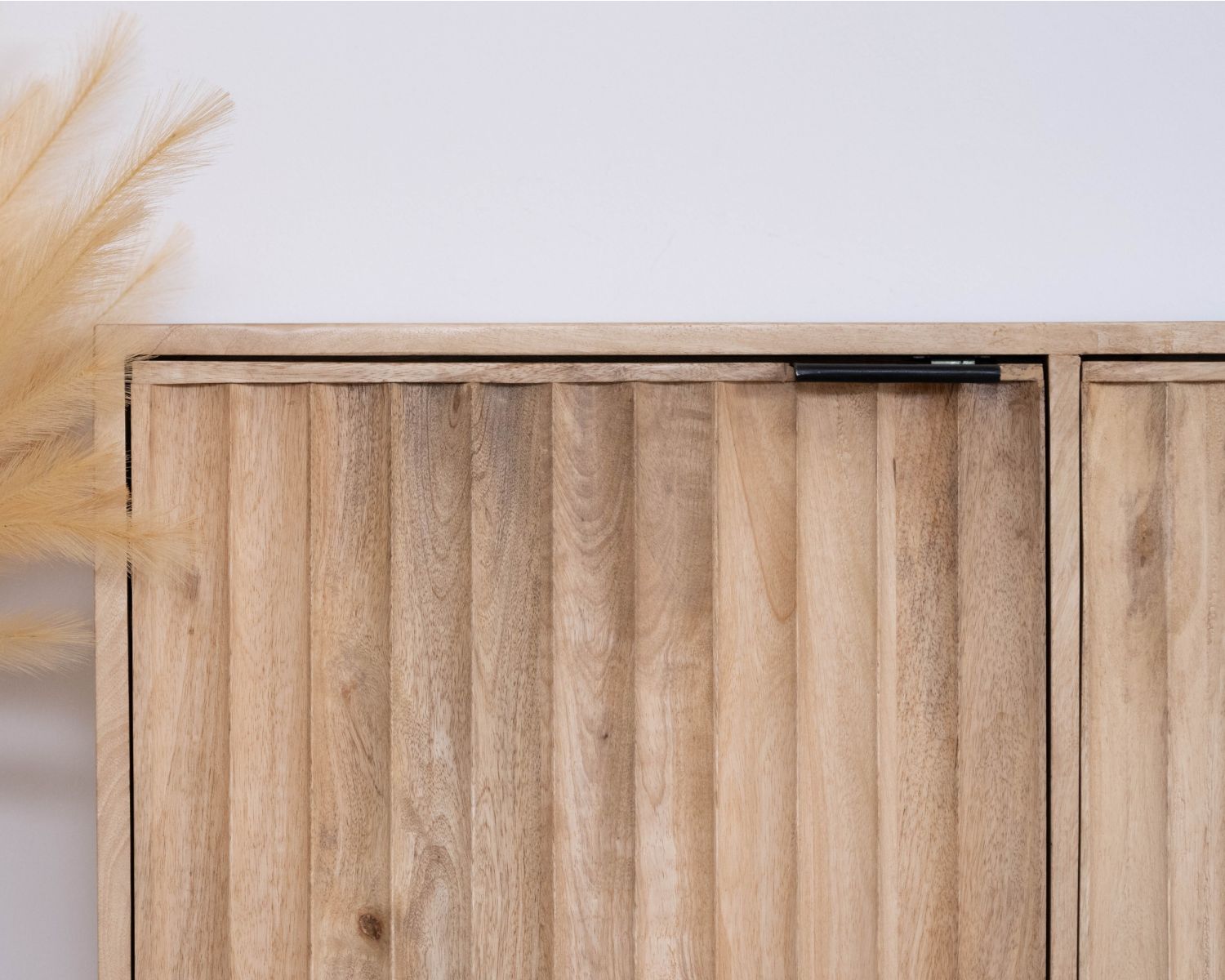 Buffet 3 portes en manguier massif façades cannelées "Lanora" Style Japandi contemporain