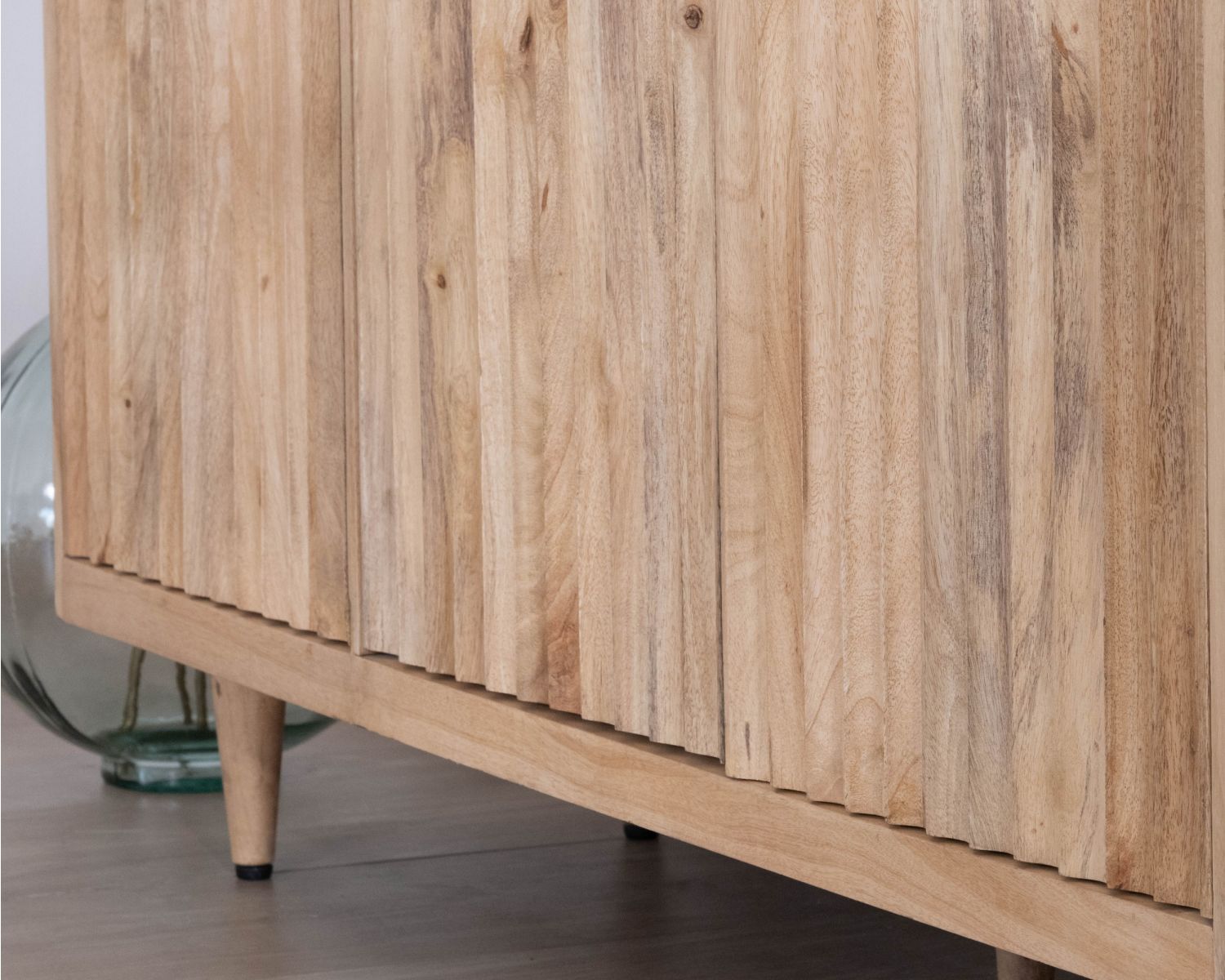 Buffet 3 portes en manguier massif façades cannelées "Lanora" Style Japandi contemporain