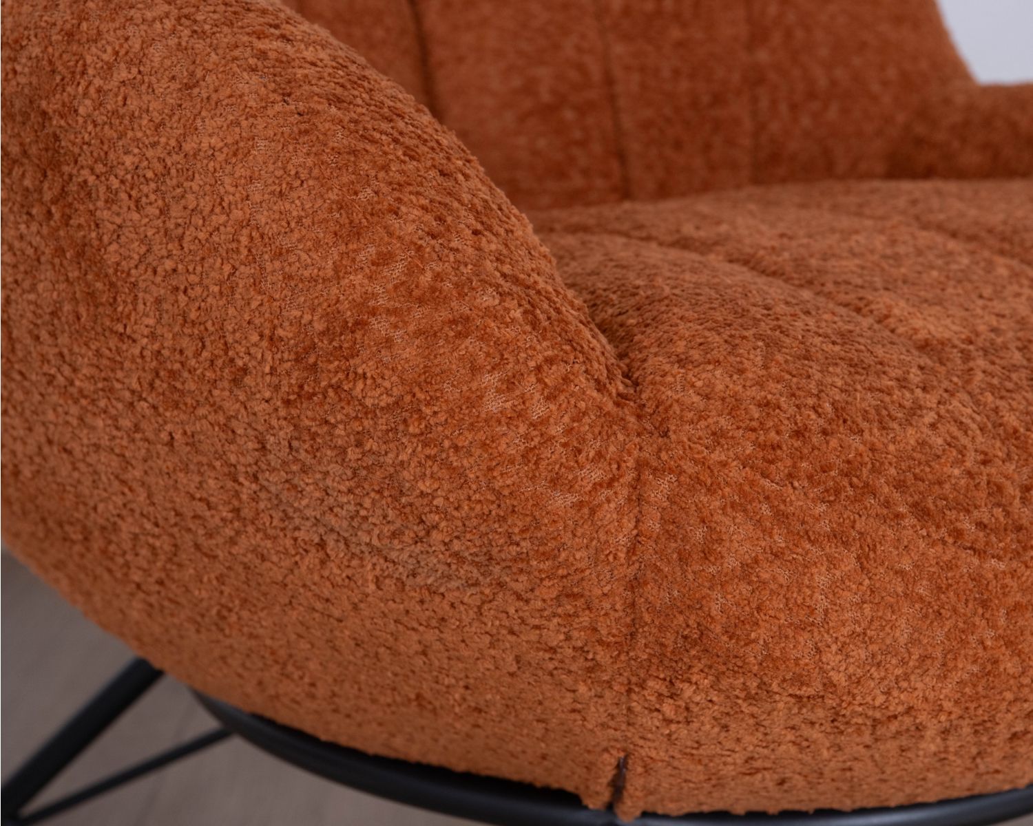 Fauteuil à bascule contemporain en tissu bouclette rouille "Calista"