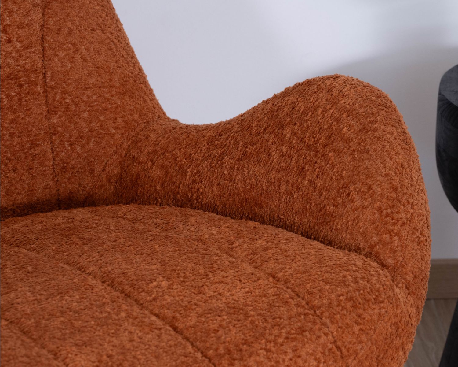 Fauteuil à bascule contemporain en tissu bouclette rouille "Calista"