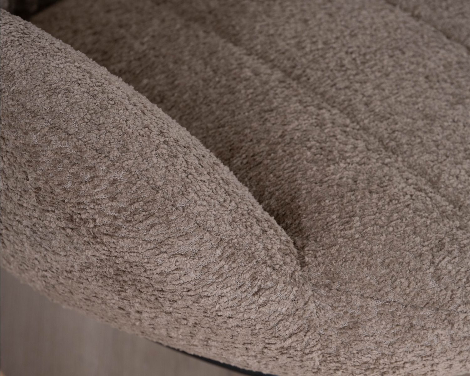 Fauteuil de détente à bascule contemporain en tissu bouclette taupe "Calista"