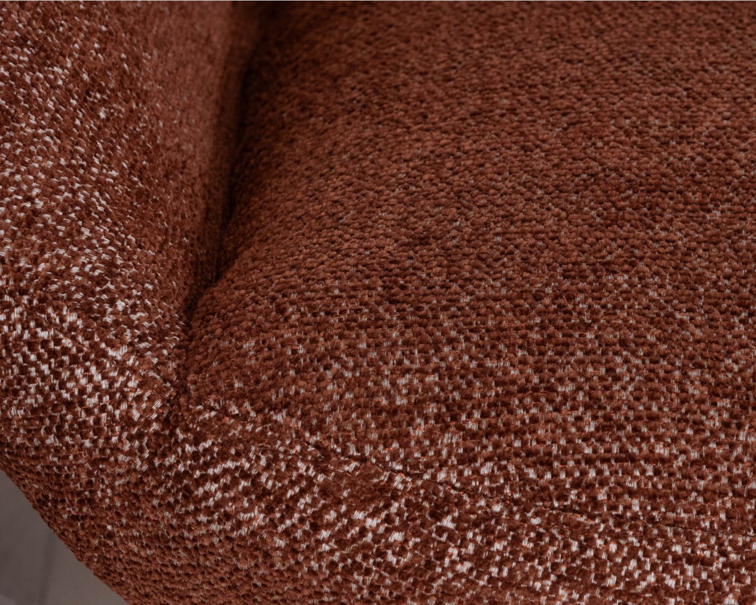 Fauteuil enveloppant et pivotant esprit cocooning et rétro "Calista" en tissu bouclette terracotta