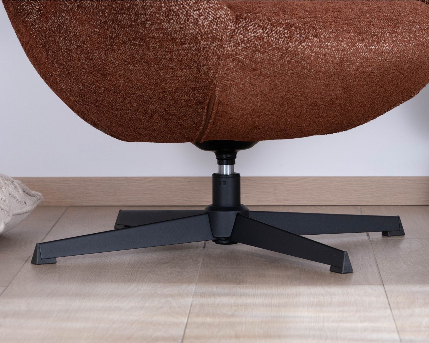 Fauteuil enveloppant et pivotant esprit cocooning et rétro "Calista" en tissu bouclette terracotta