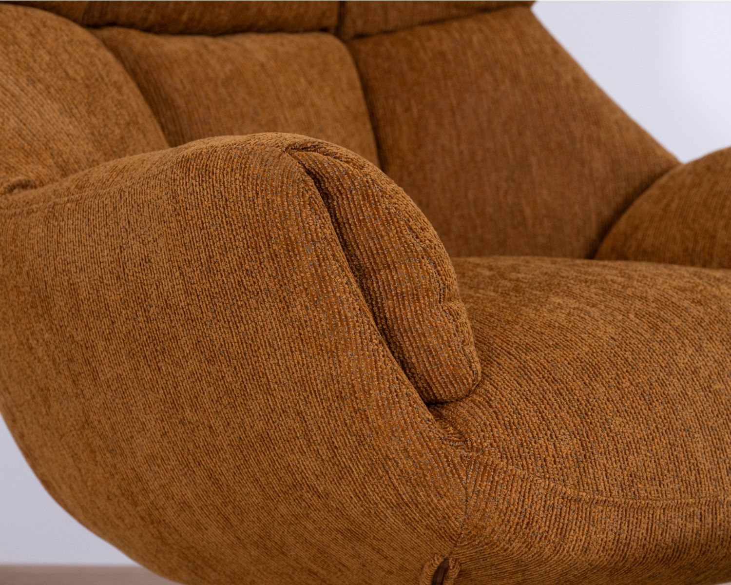 Fauteuil pivotant design avec repose-pieds "Calista" en tissu chenillé moutarde