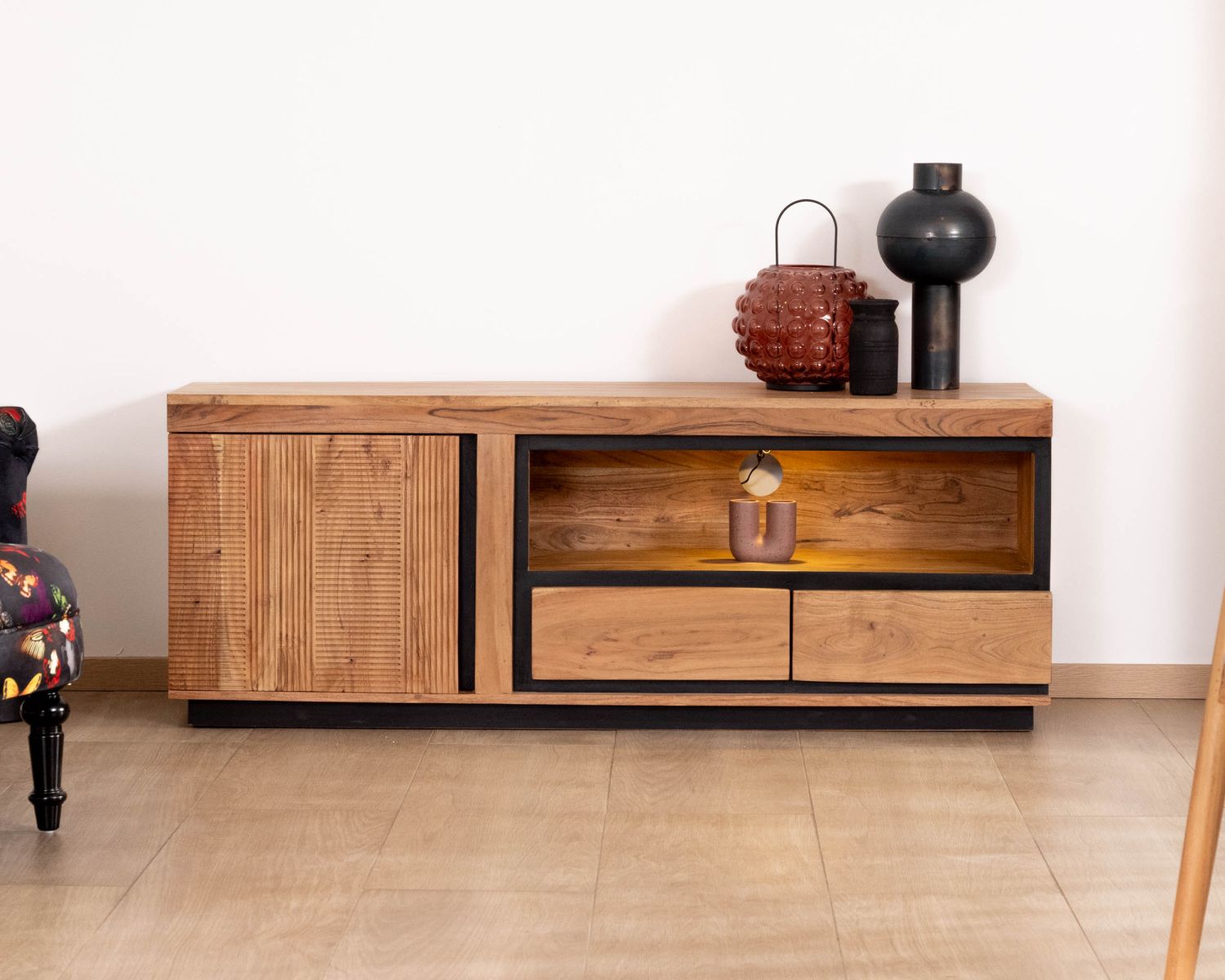 Meuble TV 145 cm contemporain en acacia avec liserés noirs "Lumino" niche éclairage LED