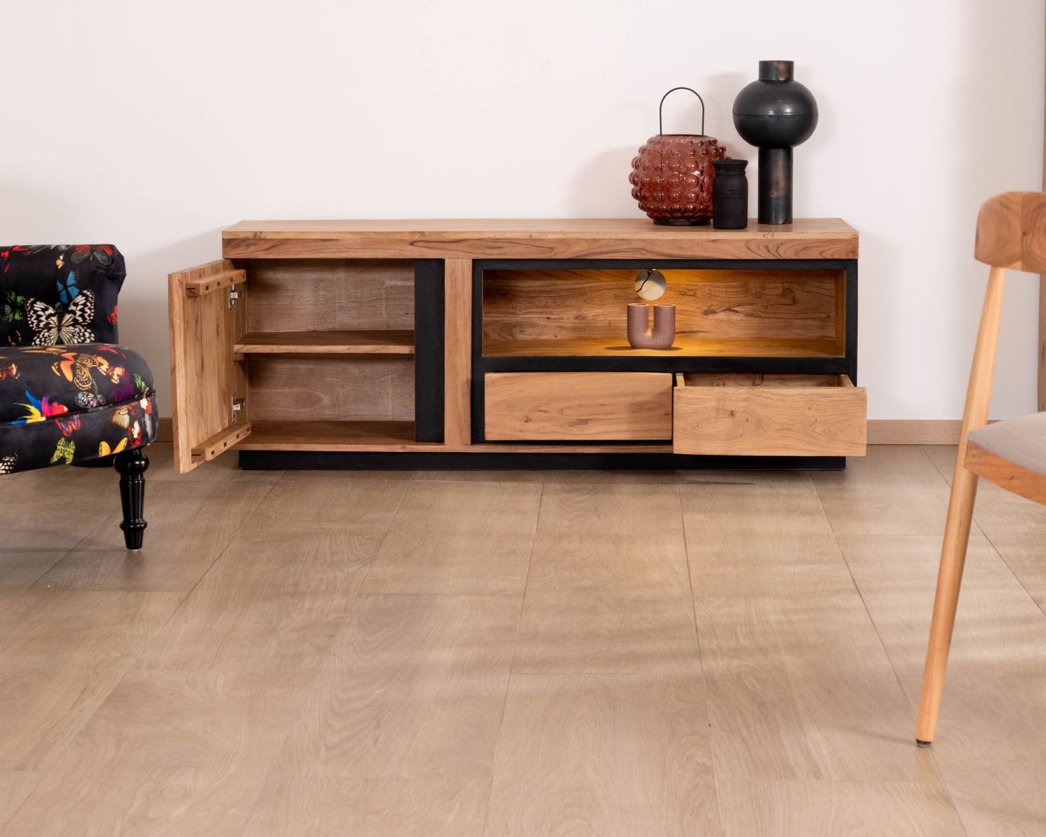 Meuble TV 145 cm contemporain en acacia avec liserés noirs "Lumino" niche éclairage LED