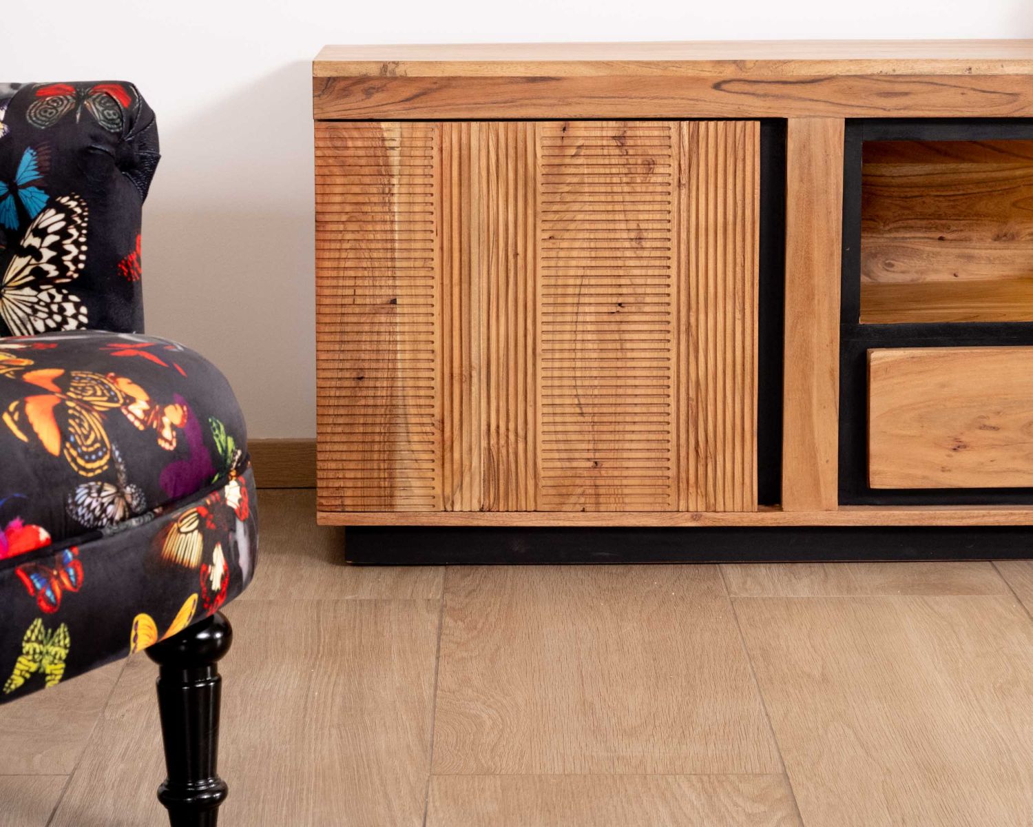 Meuble TV 145 cm contemporain en acacia avec liserés noirs "Lumino" niche éclairage LED