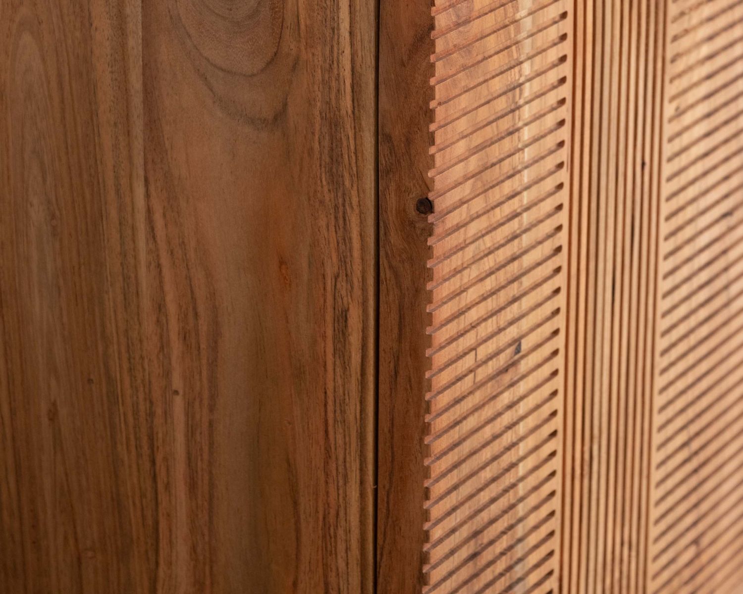 Meuble TV 145 cm contemporain en acacia avec liserés noirs "Lumino" niche éclairage LED