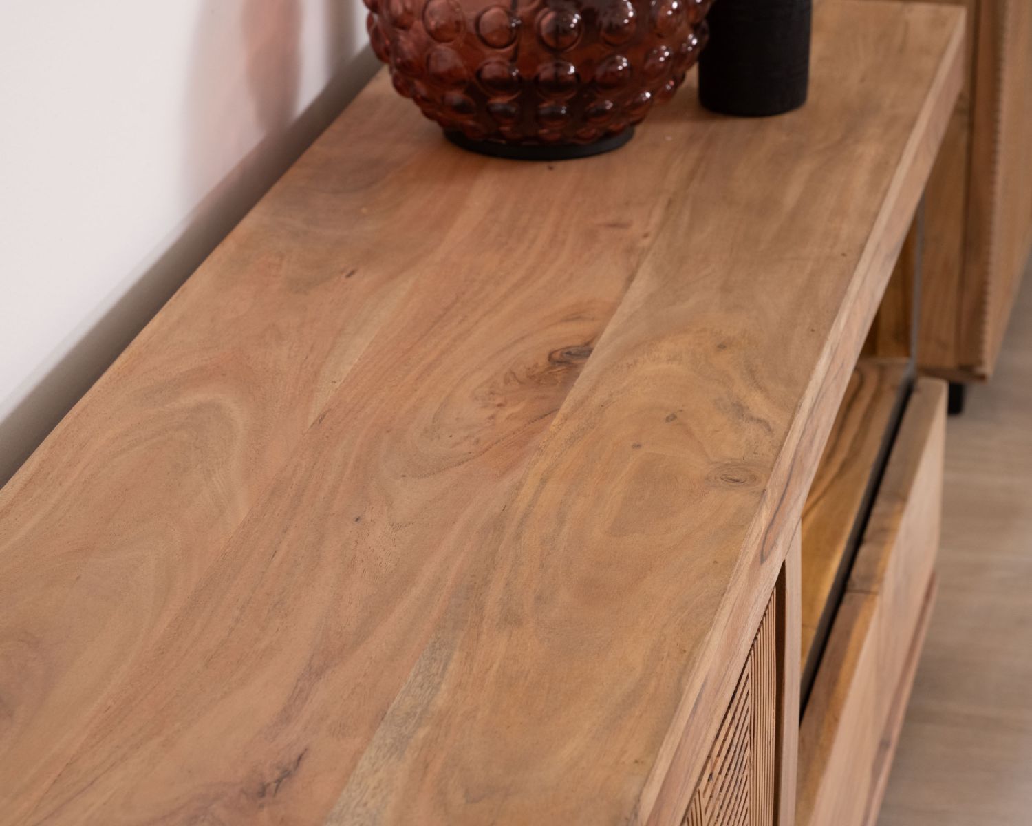 Meuble TV 145 cm contemporain en acacia avec liserés noirs "Lumino" niche éclairage LED