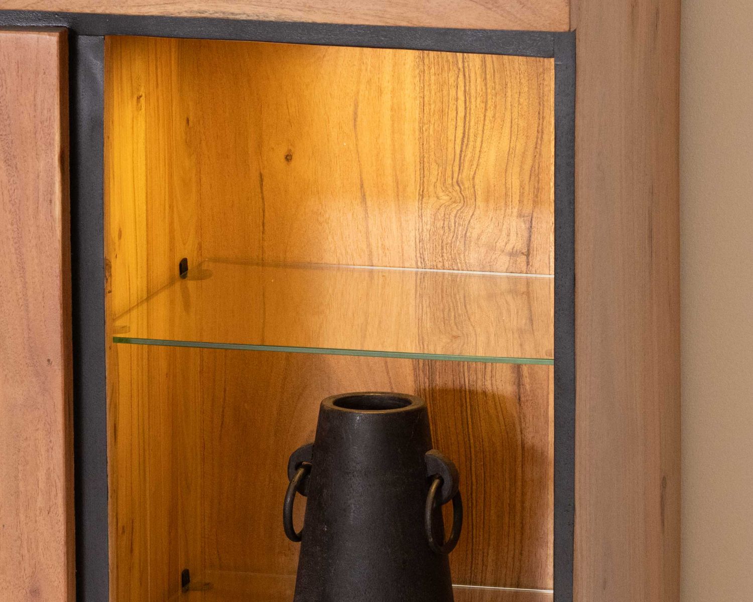 Vaisselier contemporain acacia et liserés noirs "Lumino" niches avec étagères vitrée et éclairage LED