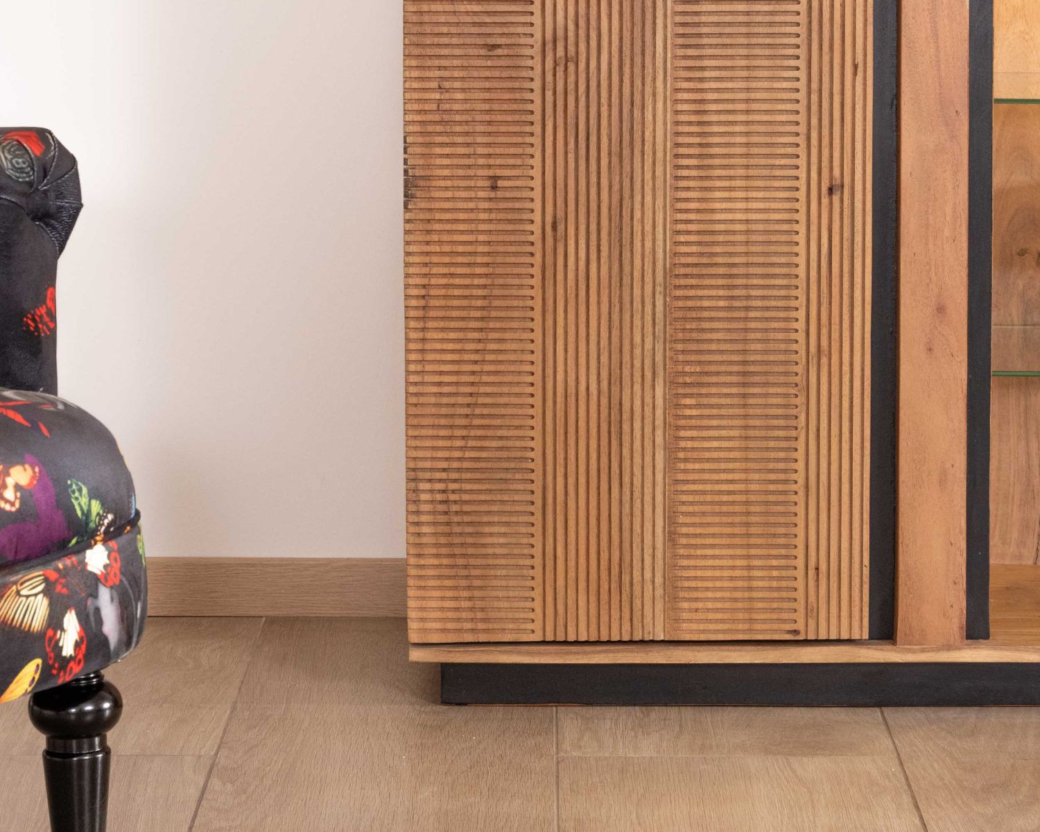 Vaisselier contemporain acacia et liserés noirs "Lumino" niches avec étagères vitrée et éclairage LED