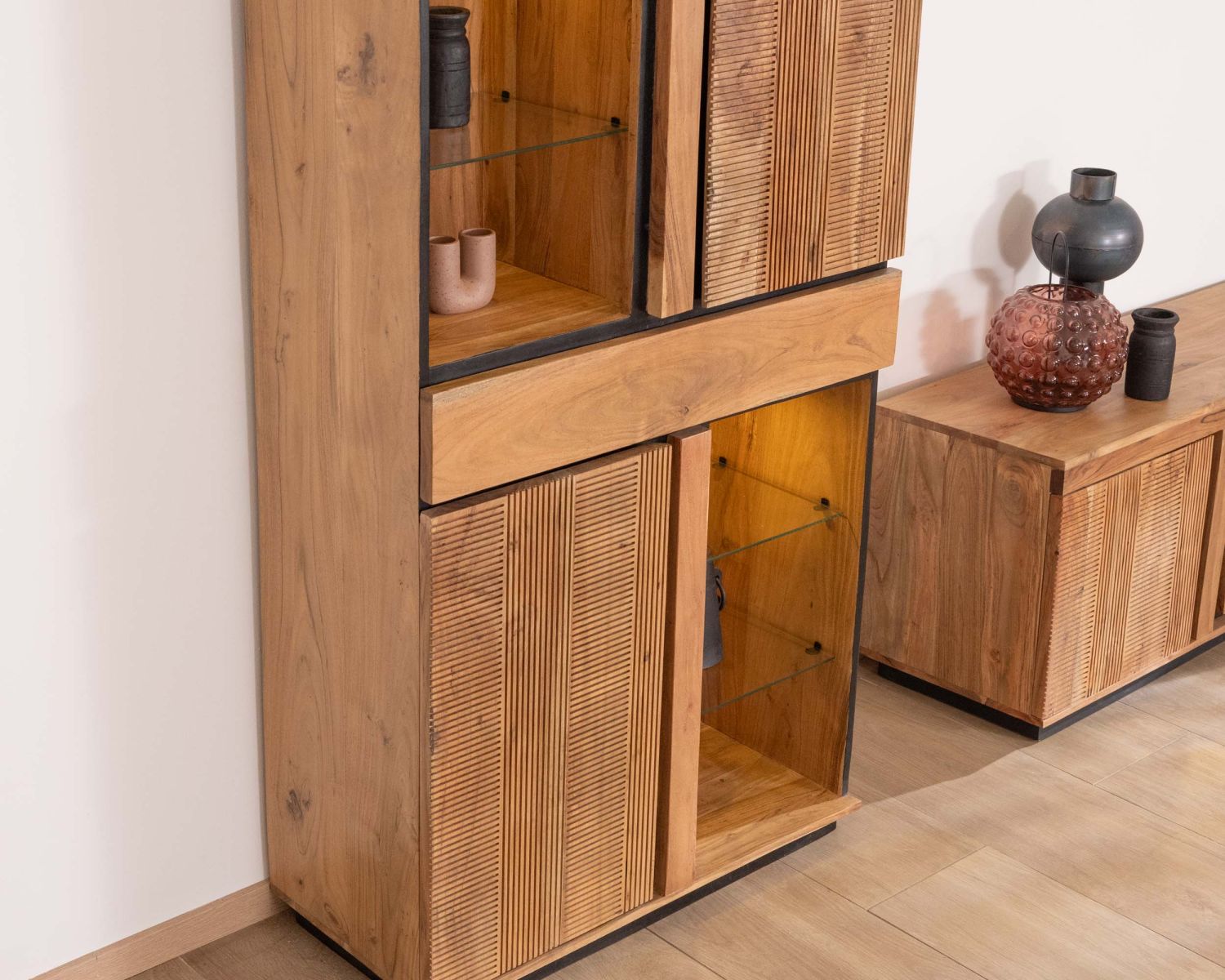 Vaisselier contemporain acacia et liserés noirs "Lumino" niches avec étagères vitrée et éclairage LED