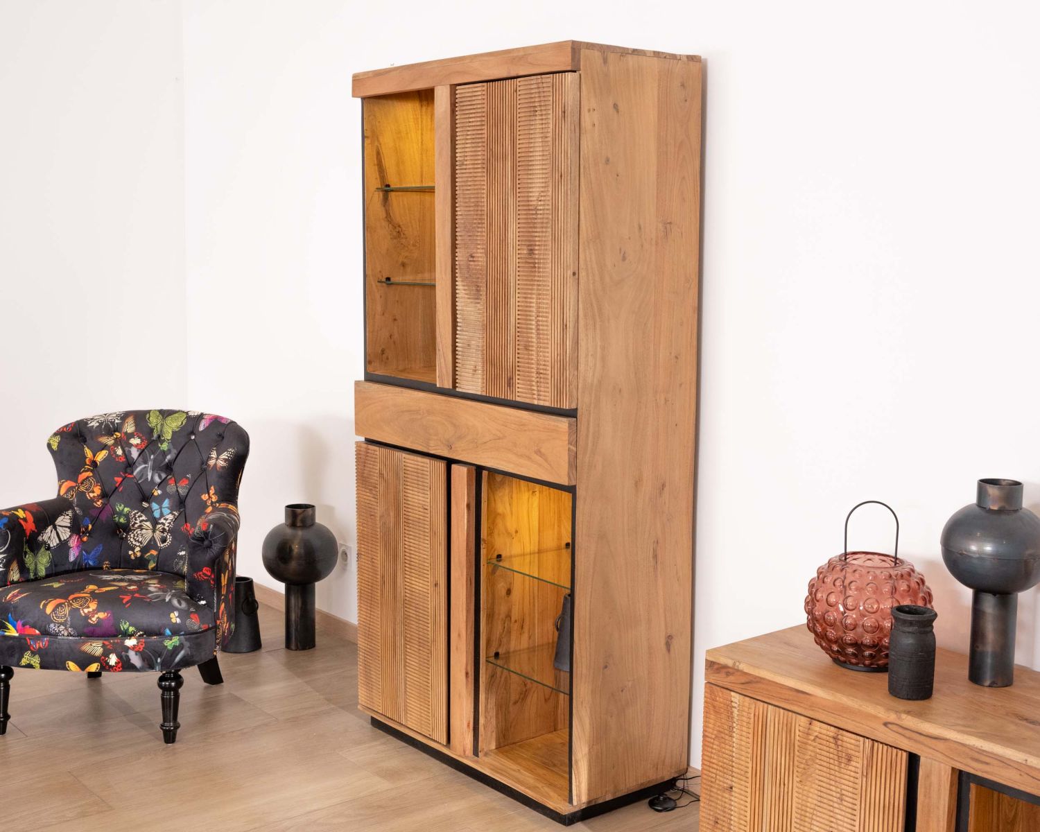 Vaisselier contemporain acacia et liserés noirs "Lumino" niches avec étagères vitrée et éclairage LED