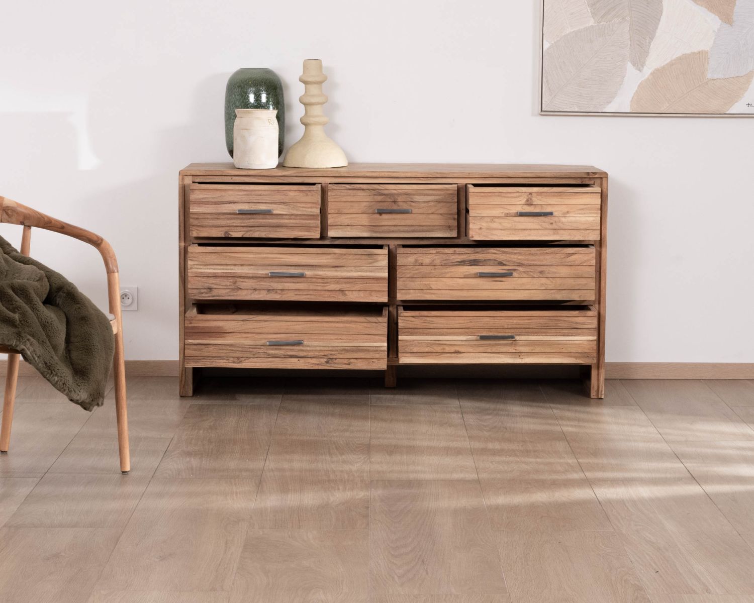 Grande commode 7 tiroirs "Conoa" en acacia avec façades cannelées