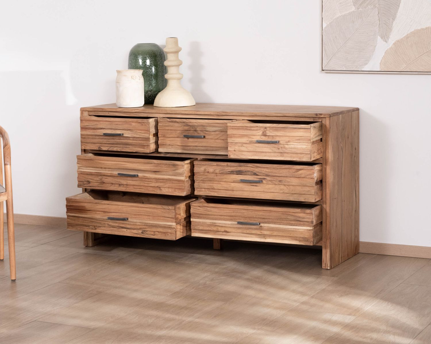 Grande commode 7 tiroirs "Conoa" en acacia avec façades cannelées