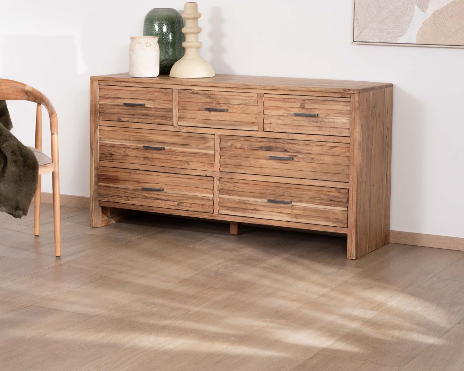 Grande commode 7 tiroirs "Conoa" en acacia avec façades cannelées