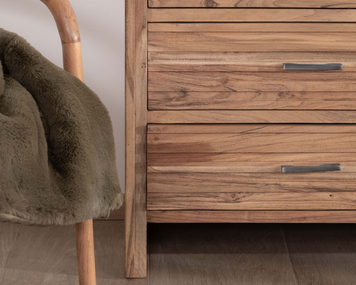 Grande commode 7 tiroirs "Conoa" en acacia avec façades cannelées