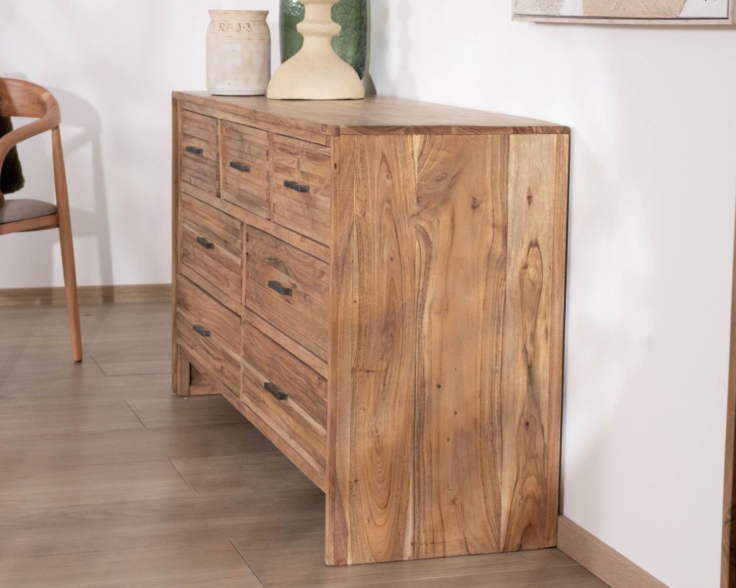Grande commode 7 tiroirs "Conoa" en acacia avec façades cannelées