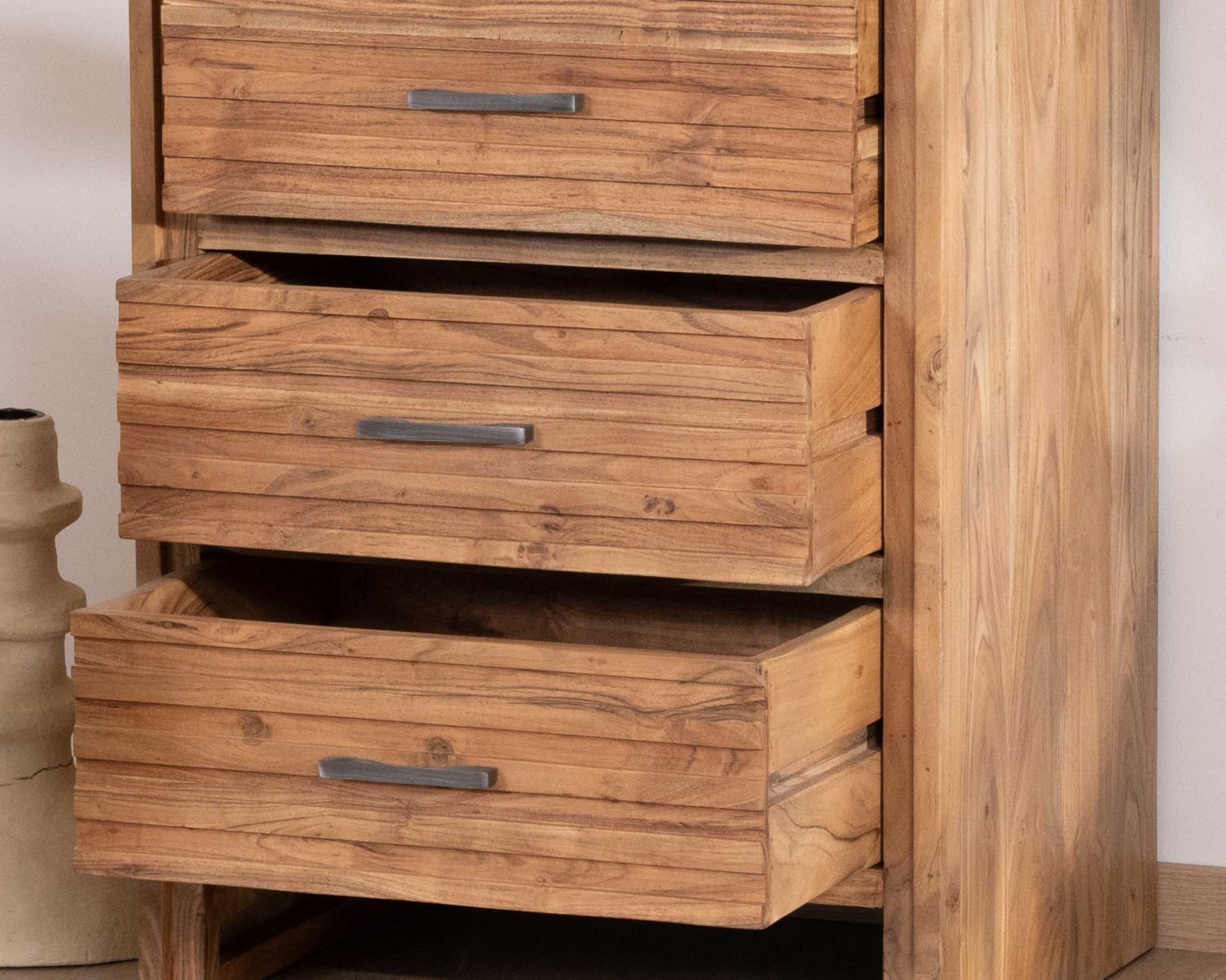 Commode verticale 5 tiroirs "Conoa" en acacia avec façades cannelées