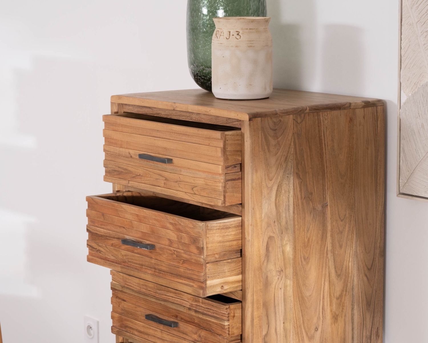 Commode verticale 5 tiroirs "Conoa" en acacia avec façades cannelées