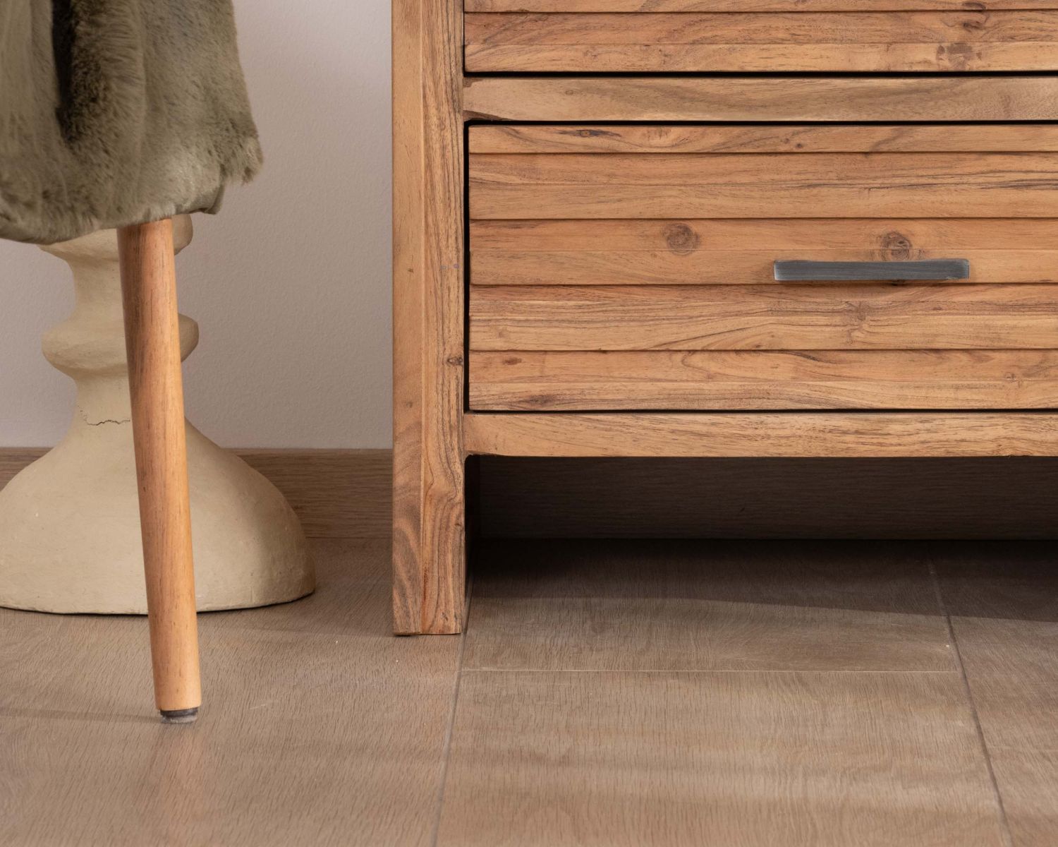 Commode verticale 5 tiroirs "Conoa" en acacia avec façades cannelées