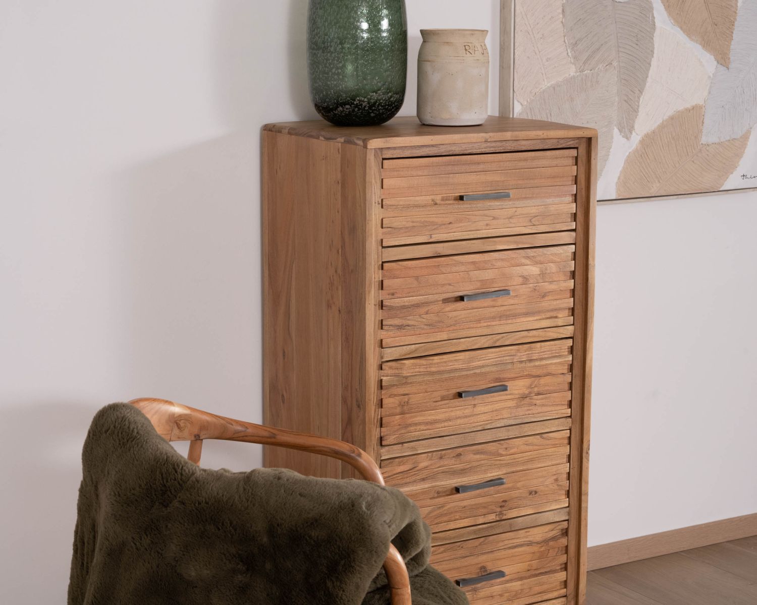 Commode verticale 5 tiroirs "Conoa" en acacia avec façades cannelées