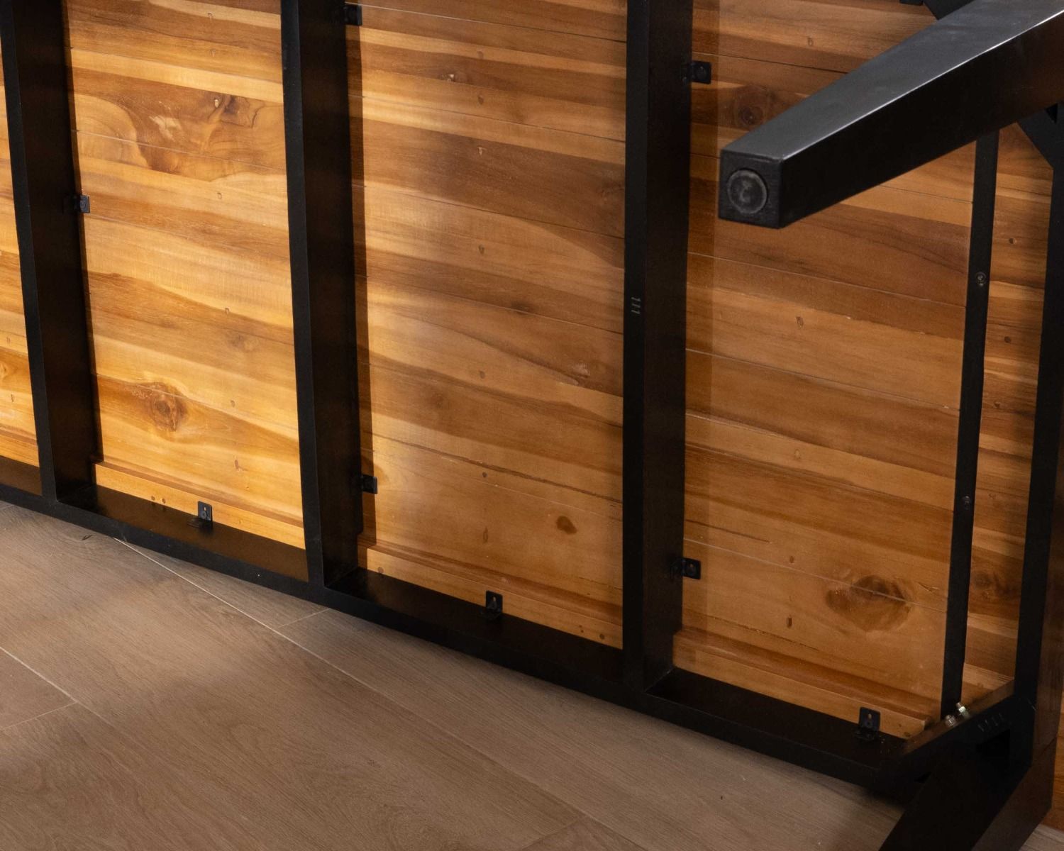 Table à manger rectangulaire en teck 220 cm "Clarke" pieds noirs