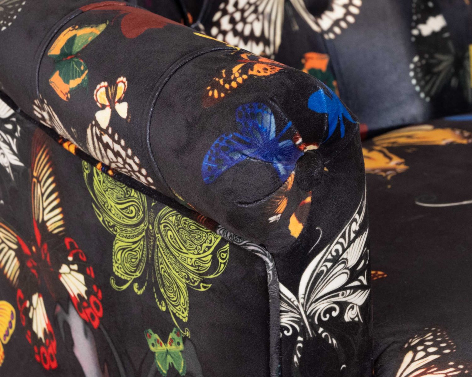 Petit fauteuil fantaisie motifs papillons sur fond noir "Ysalie"