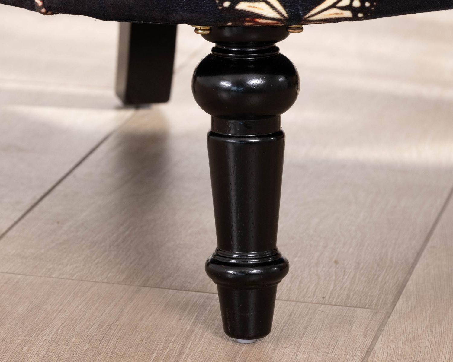 Petit fauteuil fantaisie motifs papillons sur fond noir "Ysalie"