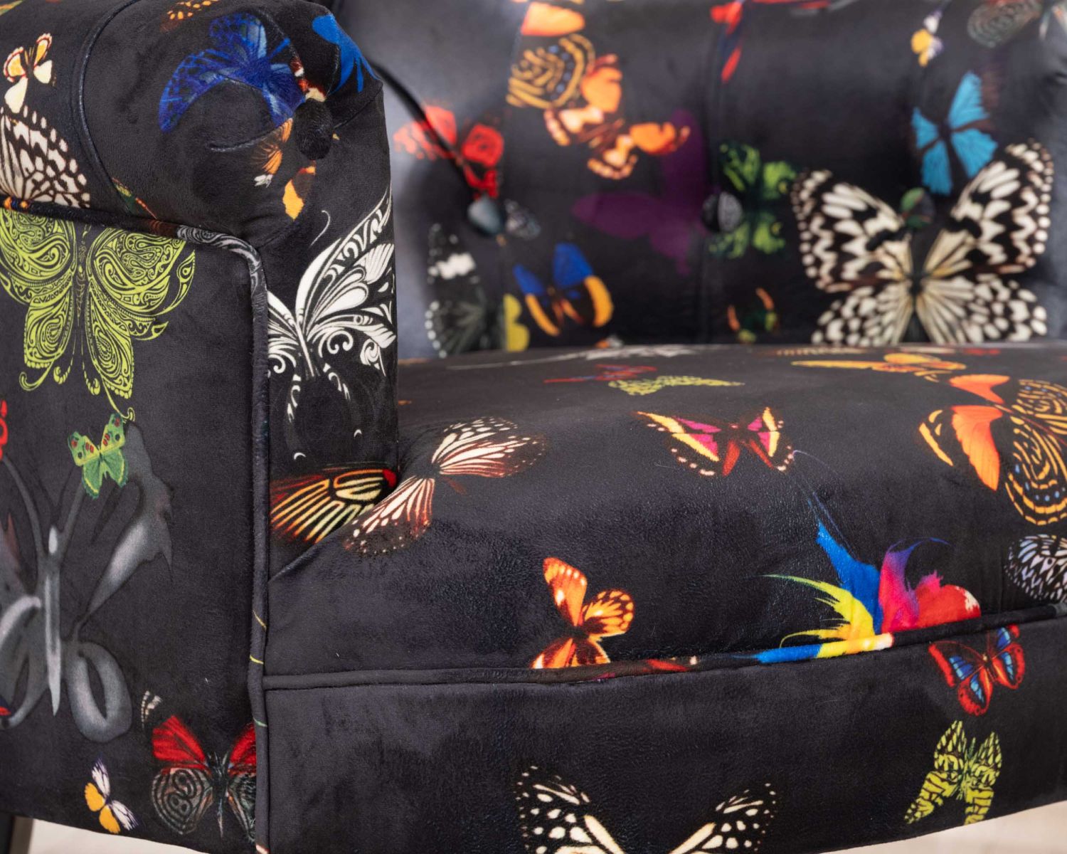 Petit fauteuil fantaisie motifs papillons sur fond noir "Ysalie"
