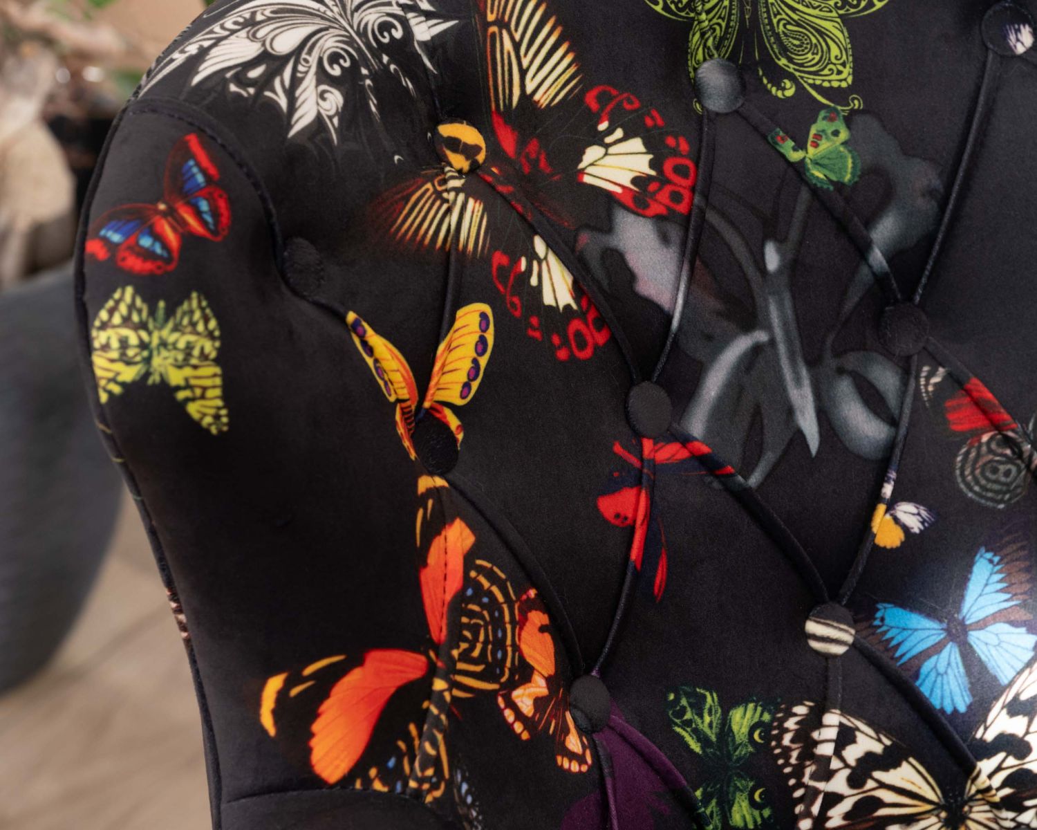 Petit fauteuil fantaisie motifs papillons sur fond noir "Ysalie"
