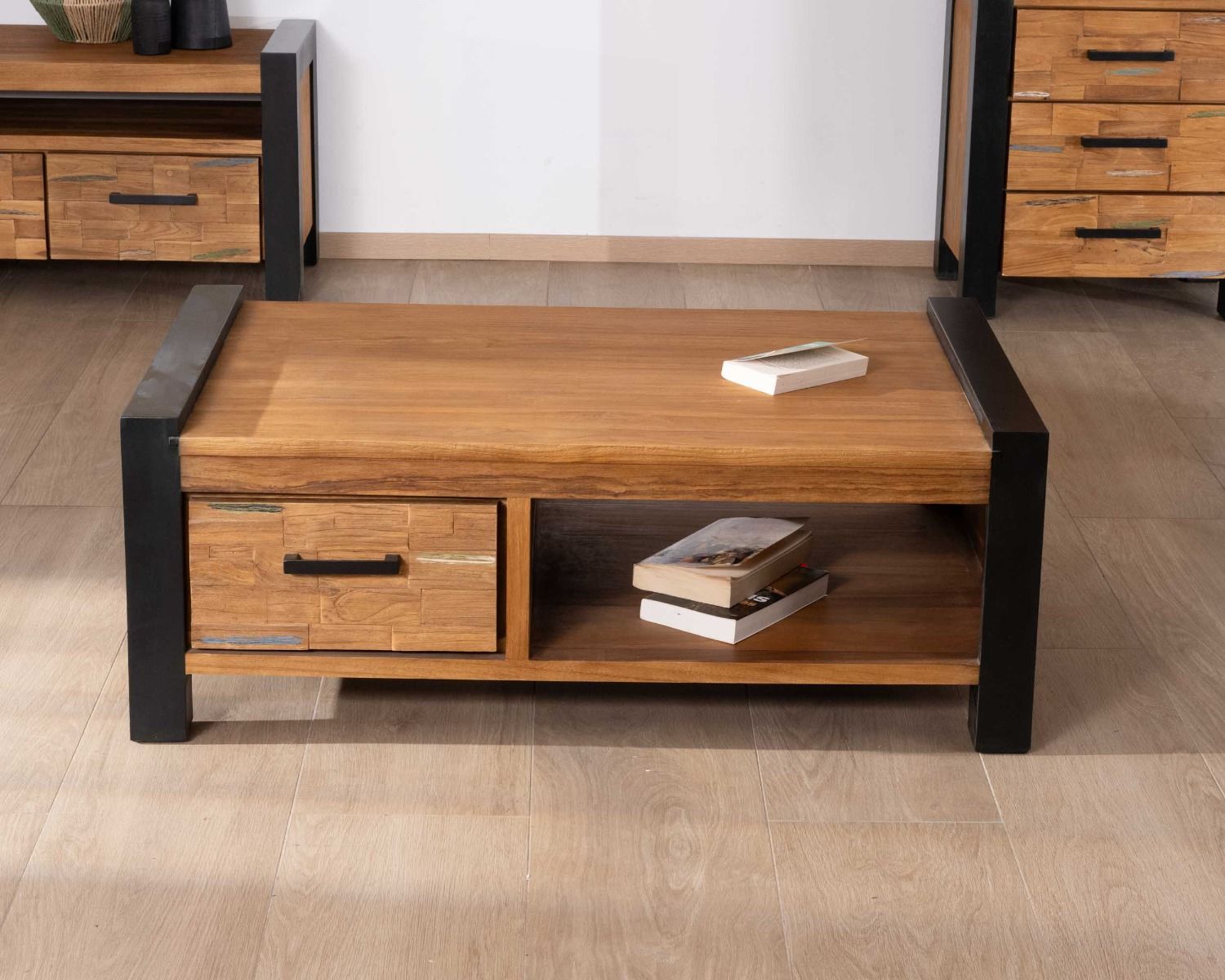 Table basse en teck massif et recyclé avec tiroirs "Clarke"