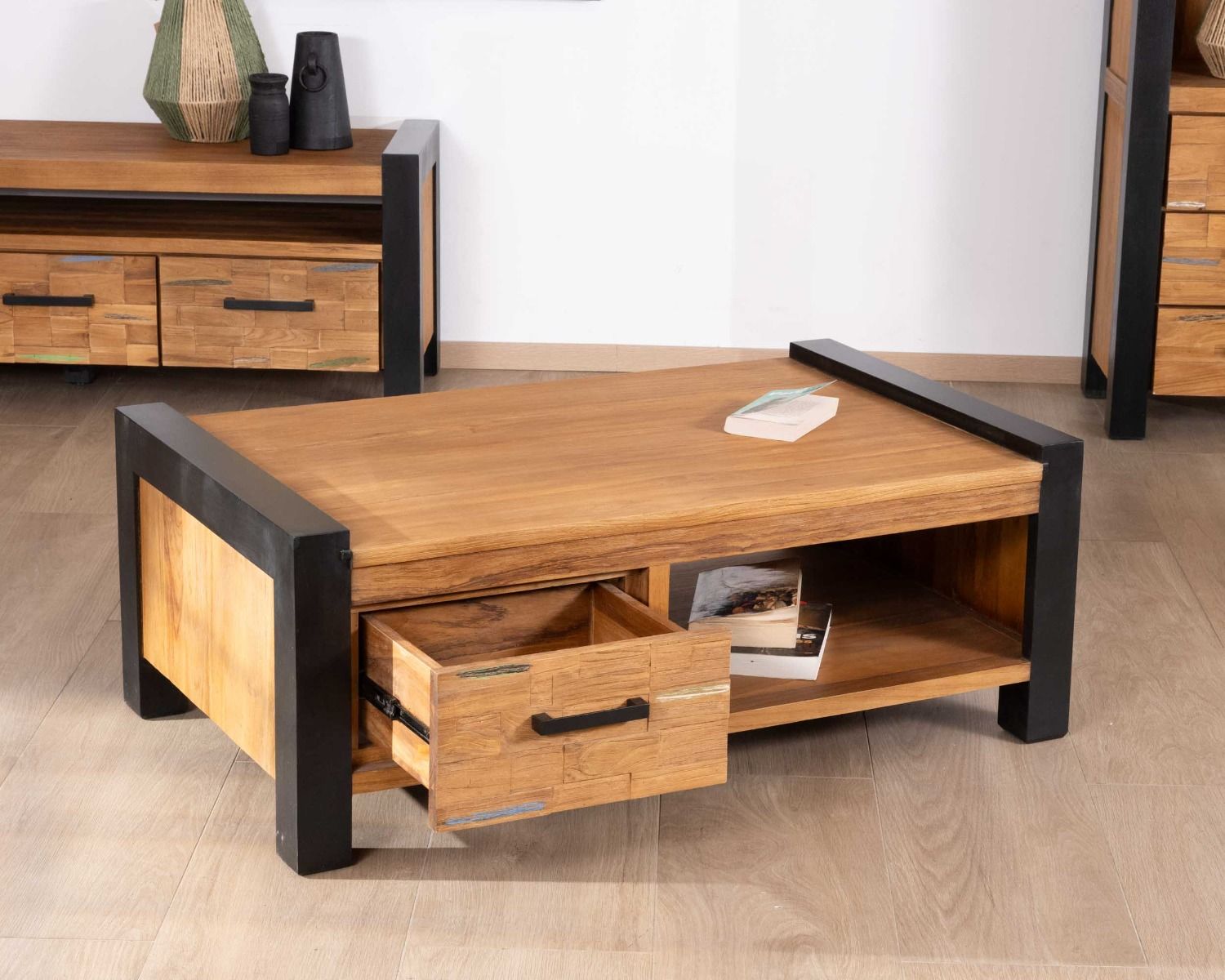 Table basse en teck massif et recyclé avec tiroirs "Clarke"