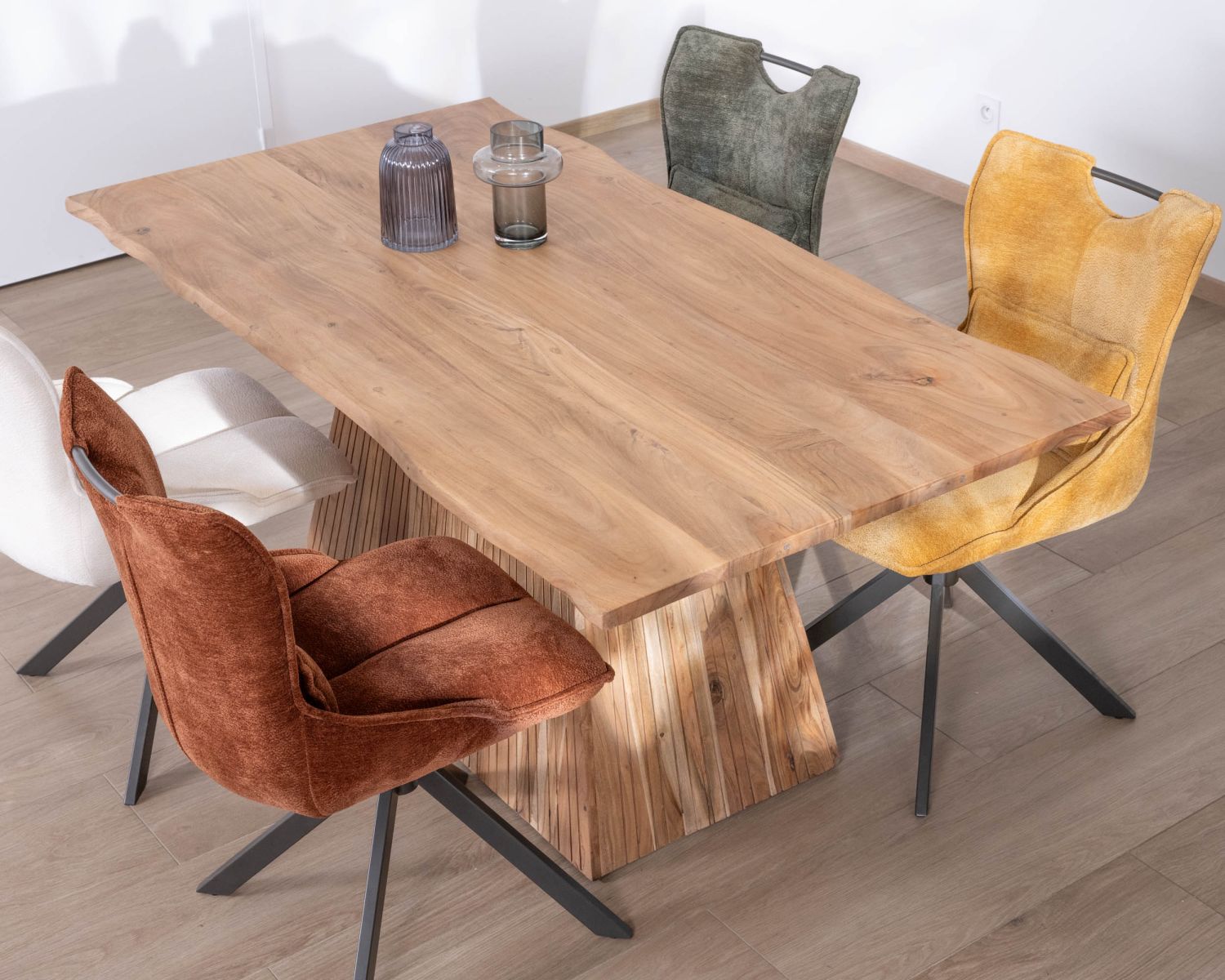 Table de repas 175 cm design "Elki" en acacia avec pied central