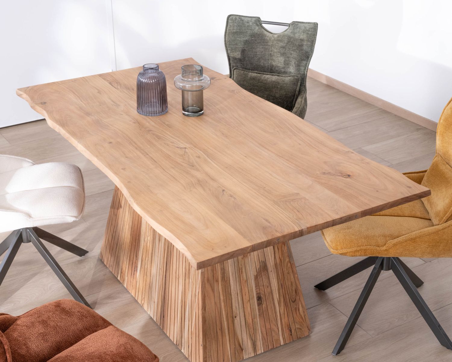 Table de repas 175 cm design "Elki" en acacia avec pied central