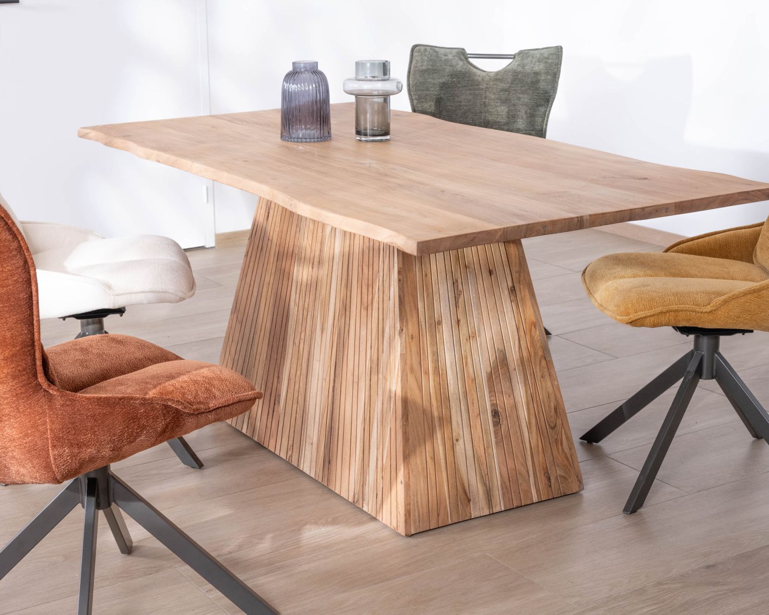 Table de repas 175 cm design "Elki" en acacia avec pied central