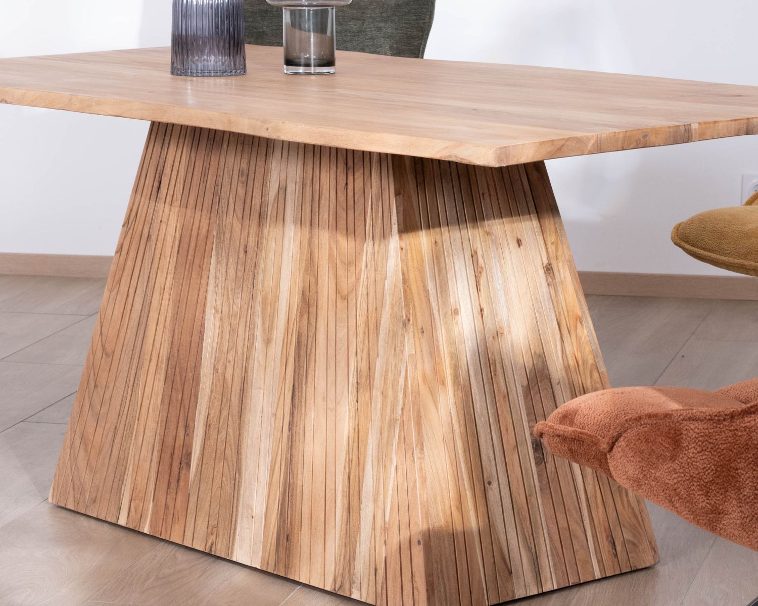 Table de repas 175 cm design "Elki" en acacia avec pied central