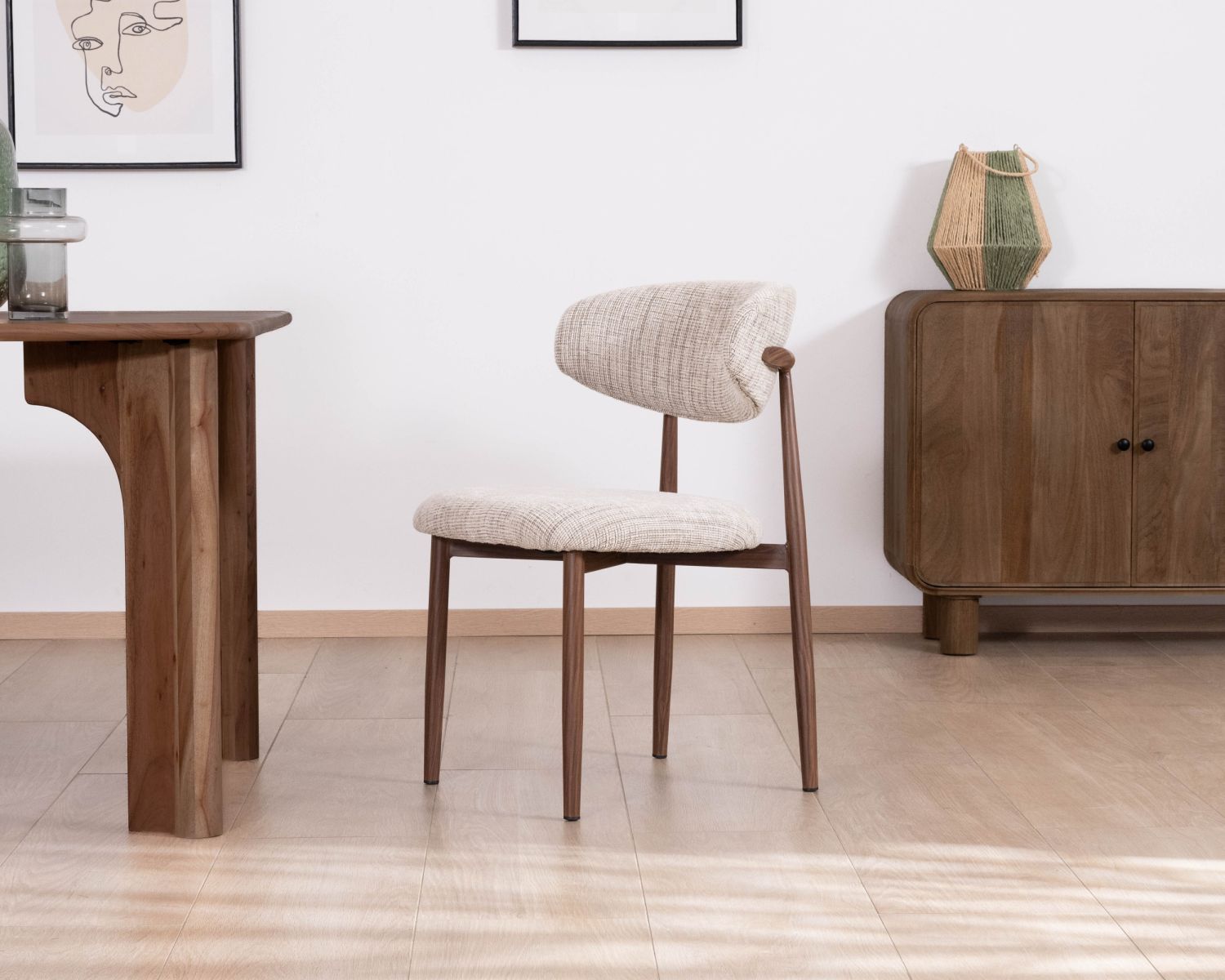 Lot de 2 chaises de repas rétro en tissu tramé beige et marron "Arpège" pieds métal aspect noyer