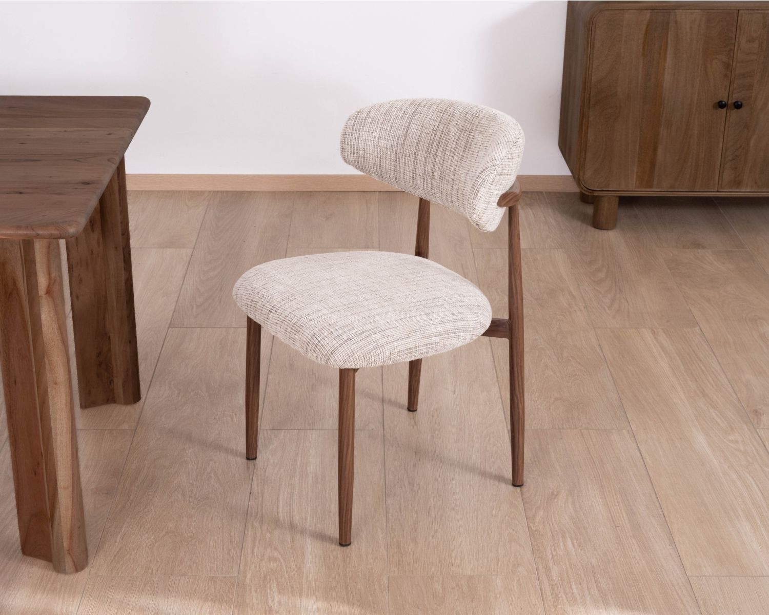 Lot de 2 chaises de repas rétro en tissu tramé beige et marron "Arpège" pieds métal aspect noyer